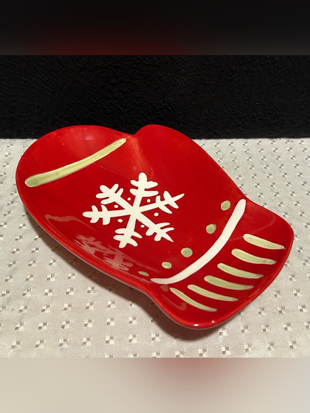 Vintage Hallmark Red Snowflake Holiday Mitten Shaped Spoon Rest